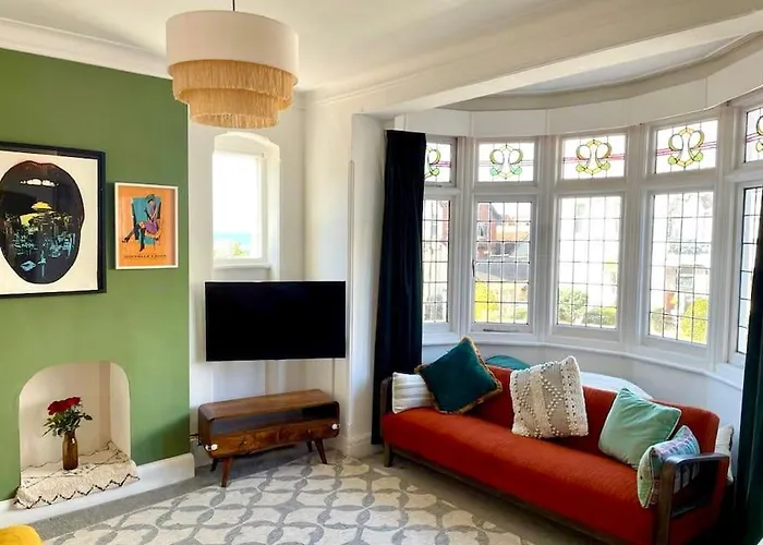 3 Bedroom Spacious Seaside Apartment With Estuary Views