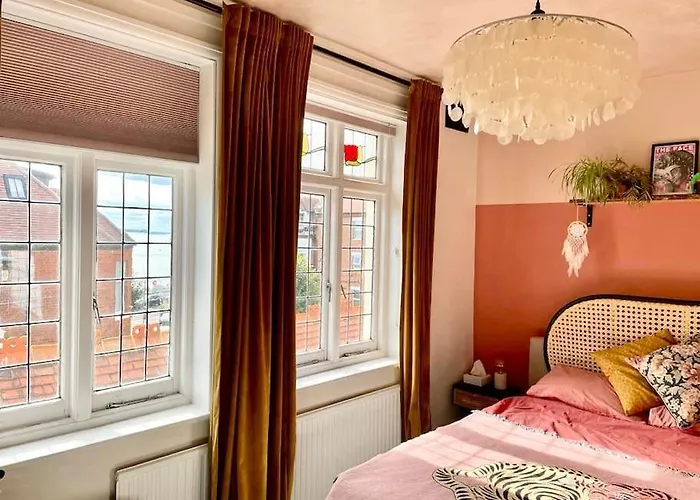 3 Bedroom Spacious Seaside Apartment With Estuary Views