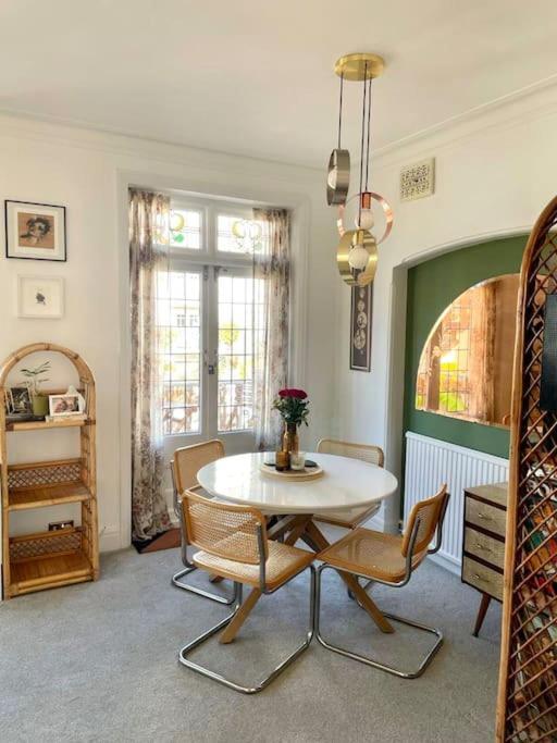3 Bedroom Spacious Seaside With Estuary Views * Southend-on-Sea