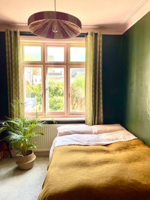 3 Bedroom Spacious Seaside With Estuary Views Southend-on-Sea
