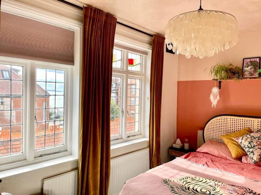 3 Bedroom Spacious Seaside With Estuary Views * Southend-on-Sea