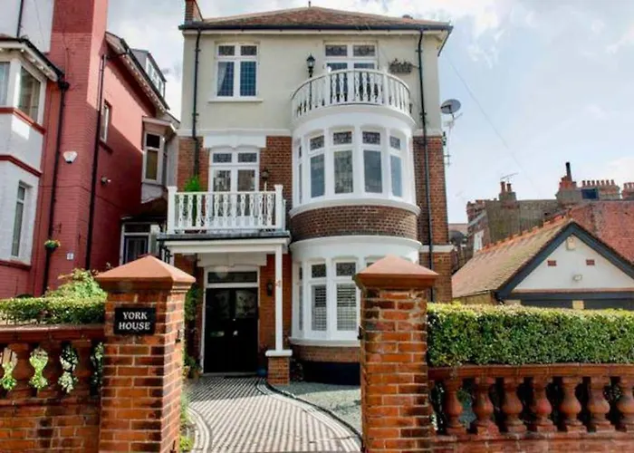 3 Bedroom Spacious Seaside Apartment With Estuary Views